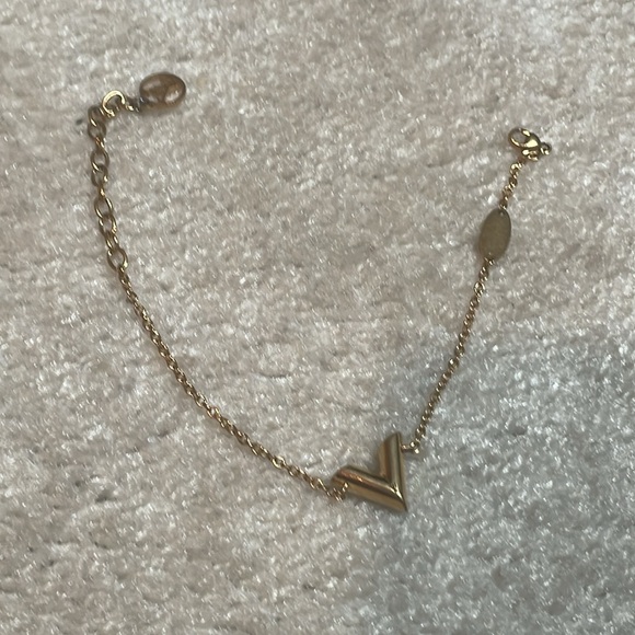 Louis Vuitton Essential V Bracelet - Picture 11 of 12